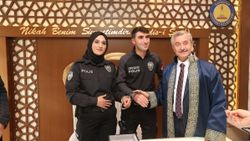 Gaziantep'teki polis çifte nikah sonrasında kelepçe takıldı