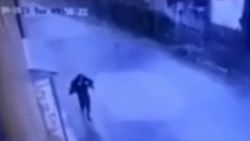 Sarıyer’de çatının altında kalmaktan son anda kurtuldu