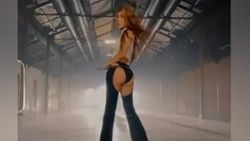Hande Yener'in pantolonu olay oldu
