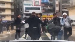 Denizli’de, liselilerin cadde ortasındaki tekme tokat kavgası kamerada