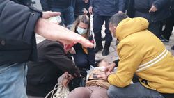Sivas'ta bıçaklanan kadını ölümden jandarma kurtardı