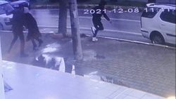 Konya’dan Antalya’ya takip ettiği eşini, sokak ortasında bıçakladı