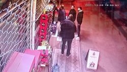 Sultangazi'de maskesiz çocuğa tokat atıp kovaladı