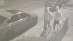 Bağcılar'da motosiklet çalan 2 hırsız, kameraya yakalandı