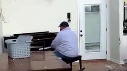 ABD'de yıkılan evinde piyano çalan adam