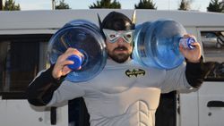 Aksaray'da işleri açılsın diye Batman kostümüyle su satmaya başladı