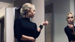 Ayşegül Yıldız, derin yırtmaçlı eteğiyle poz verdi