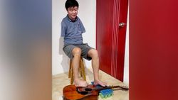 Çin'de kolları olmayan adam, ayaklarıyla gitar çalmayı öğrendi