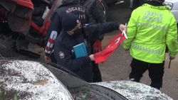 Kocaeli'deki polis, kaza yerindeki bayrağı elinden indirmedi