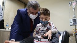 Sağlık Bakanı Fahrettin Koca, yılbaşı gecesinin hastanede geçirnleri ziyaret etti