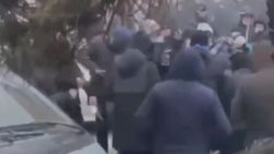 Kazakistan'da göstericilere silah dağıtılıyor