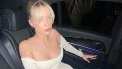 Lottie Moss'tan üstsüz paylaşımlar