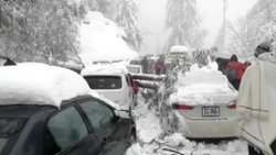 Pakistan'da yoğun kar yağışı ölümlere sebep oldu