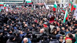 Aşı karşıtı Bulgarlar parlamentoya girmeye çalıştı