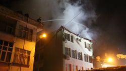 Kastamonu'da bir evde çıkan yangın kamu binasına zarar verdi