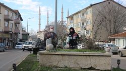 Edirne'de cadde üzerindeki mezarlar dikkat çekiyor