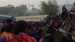 Hindistan'da 12 vagonluk tren raydan çıktı: 9 ölü