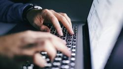 İngiliz genç, hiç tanımadığı babasını internet alışverişi sayesinde buldu