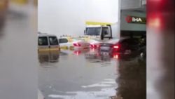 Araçlar sular altında kaldı
