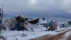 Suriyeli mültecilerin karla kaplı bölgede yaşam mücadelesi