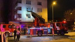 Ataşehir’de çıkan yangında selfie çekildiler