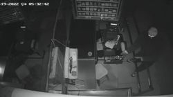 Karabük'te markete giren hırsız para kasasını boşalttı