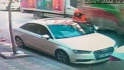 Zeytinburnu’nda, otomobille kamyonun arasına sıkışan parmakları koptu