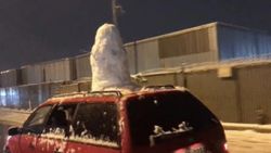 Tuzla'da aracının üstüne kardan adam yapıp trafikte gezdirdi