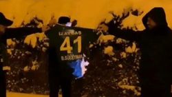 Sakaryaspor'a transfer olan Burak Süleyman'ın formasını yaktılar
