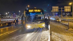 İstanbul'da kar lastiği olmayan 500T kodlu otobüs yolda kaldı
