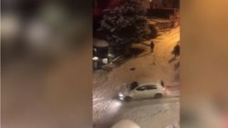 Şişli'de bir araç buzlanan yolda kaydı, çarparak durabildi