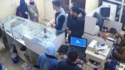 Adana'da silahlı soygun girişimi kamerada