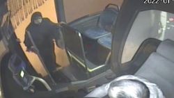 Bingöl'de yaşlı kadın kar kütlesinin altında kalmaktan son anda kurtuldu