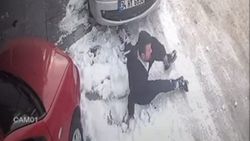 Bursa'daki genç, çay taşırken buzda kaydı