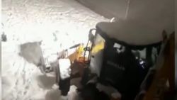 Küçükçekmece'de karda kapanan yollarını kendi iş makinesiyle temizledi