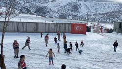 Bitlis'te Mehmetçik ile kar topu oynayan çocuklar