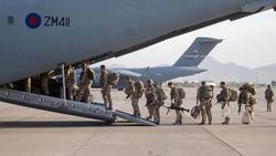 Boris Johnson'ın Afganistan'dan hayvan tahliyesine izni belgelendi