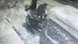 İstanbul'da önce motorun üzerindeki karı temizlediler sonra çalıp kaçtılar