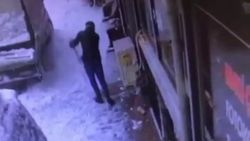 Esenyurt'ta karla kaplı yollar zor anlar yaşattı