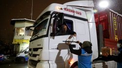 Sakarya’da soğuk havada yolda kalanlara çorba ikram edildi