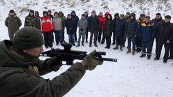 Ukrayna'da halk, Rusya'nın işgal girişimine karşı silahlanıyor