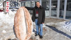 Yozgat'ta 30 yıllık fırıncı, kardan ekmek yaptı