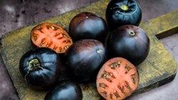 Kırmızıyı sollar: Siyah domatesin faydaları 