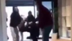 Belçika'da öğretmen, kavga eden öğrenciyi yere fırlattı