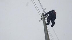 Hakkari'de elektrik arıza ekipleri, kara boyun eğmedi