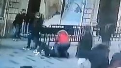 Taksim'de polis yankesiciyi üstüne atlayarak yakaladı