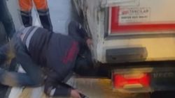 Fatih’te, sarhoşken kamyonun altına girip yattı
