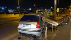İstanbul'da araç bariyerlere saplandı