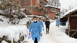 Karlı yolları aşan Samsunlu ekipler aşı mesaisinde