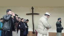 Pakistan'da öldürülen papaz için kilisede namaz kıldılar